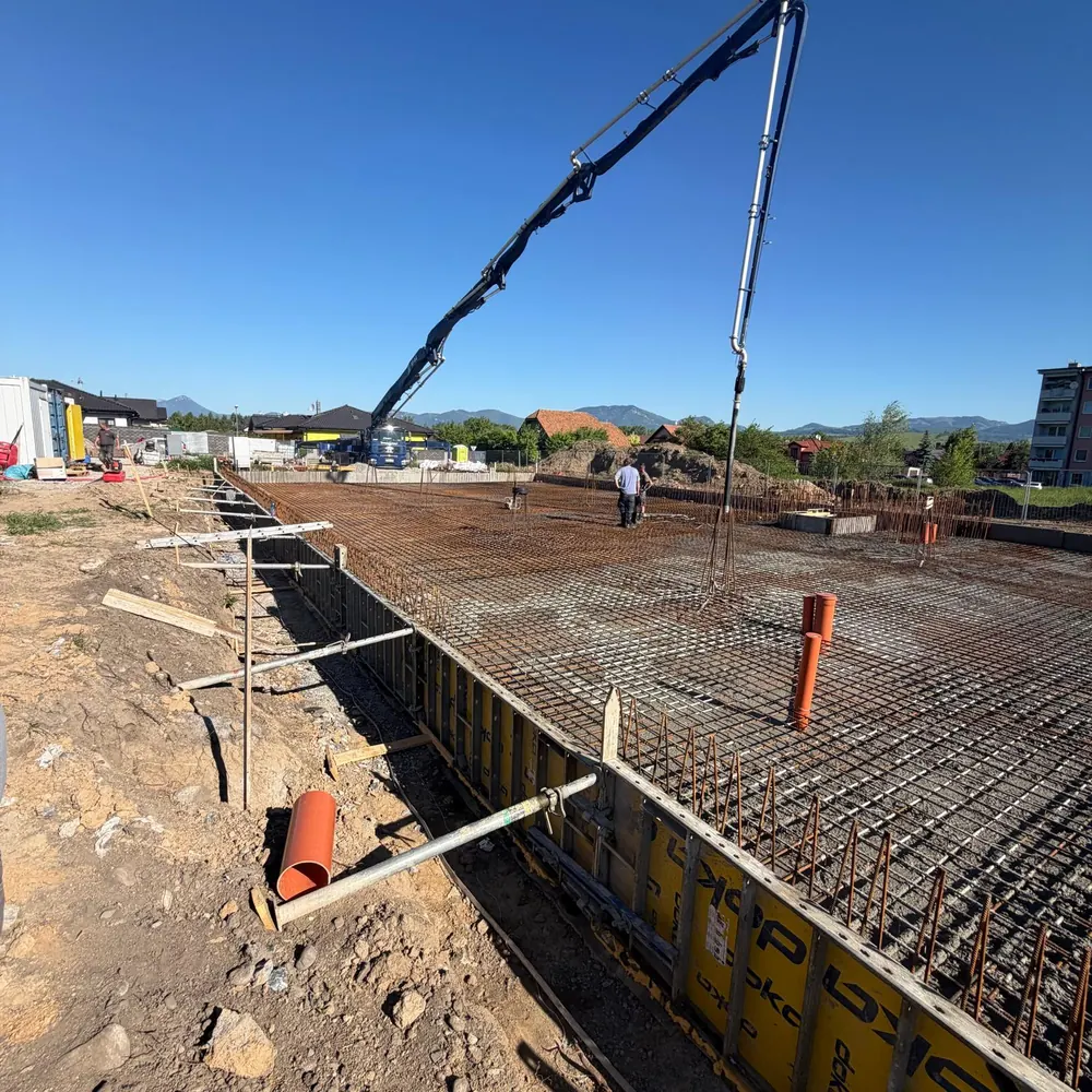 Betonáž priemyselnej podlahy, čerpanie a rozprestieranie betónu na vystuženú plochu